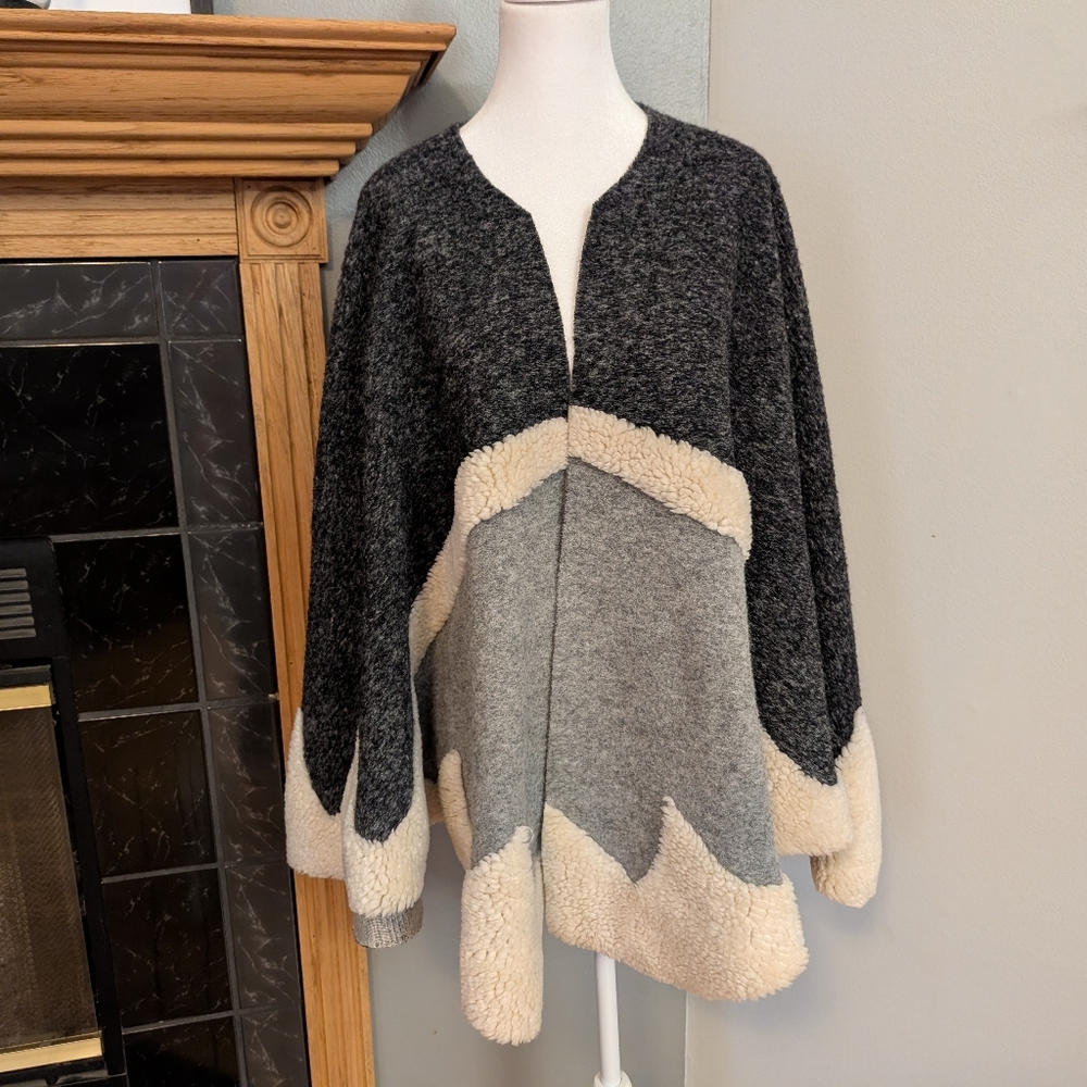 ECHO Wool‎ Blend Poncho Shaw Gray Back Cream Made in Italy One Size Fits Most